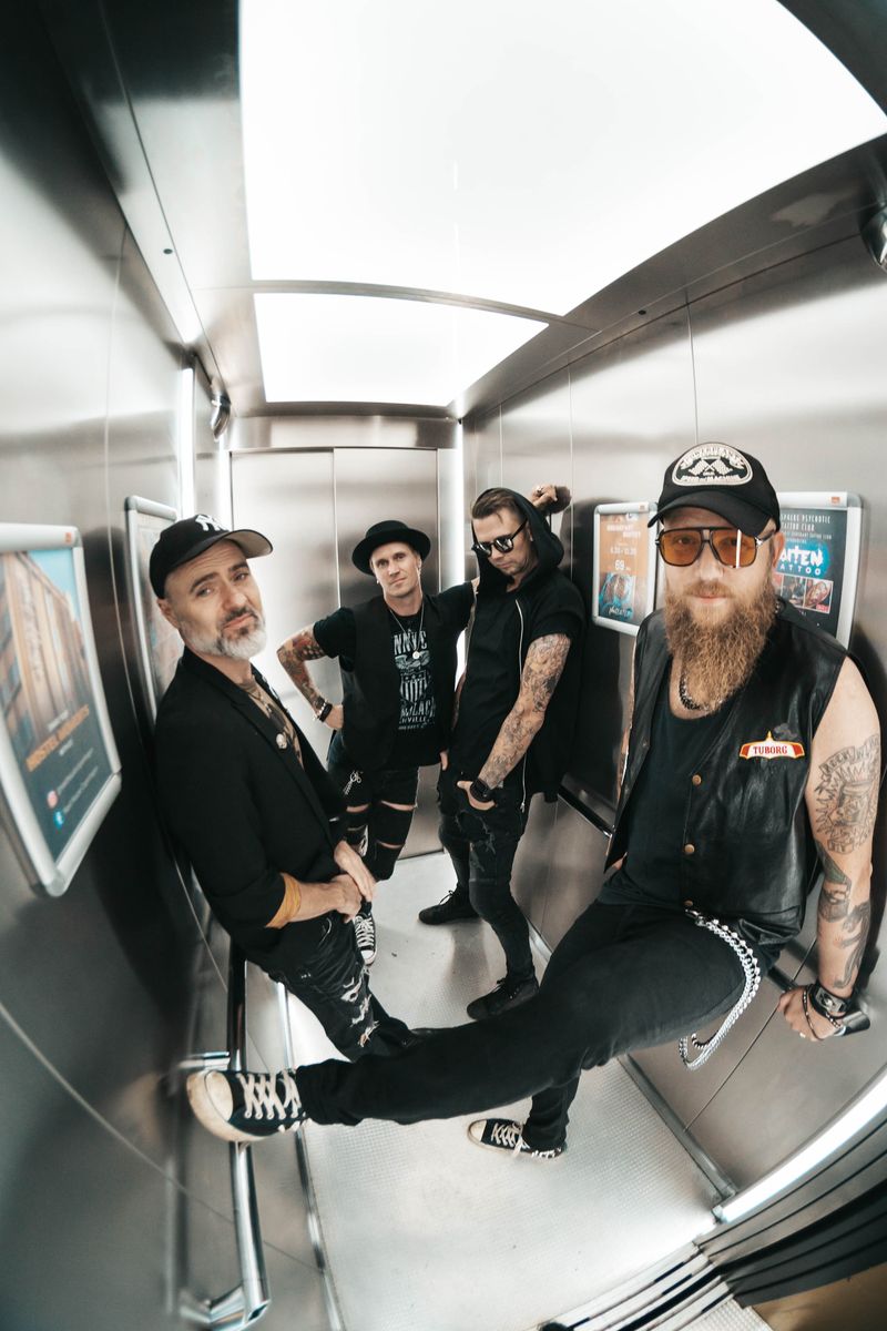 Dirty Guns: de fire musikere i en elevator