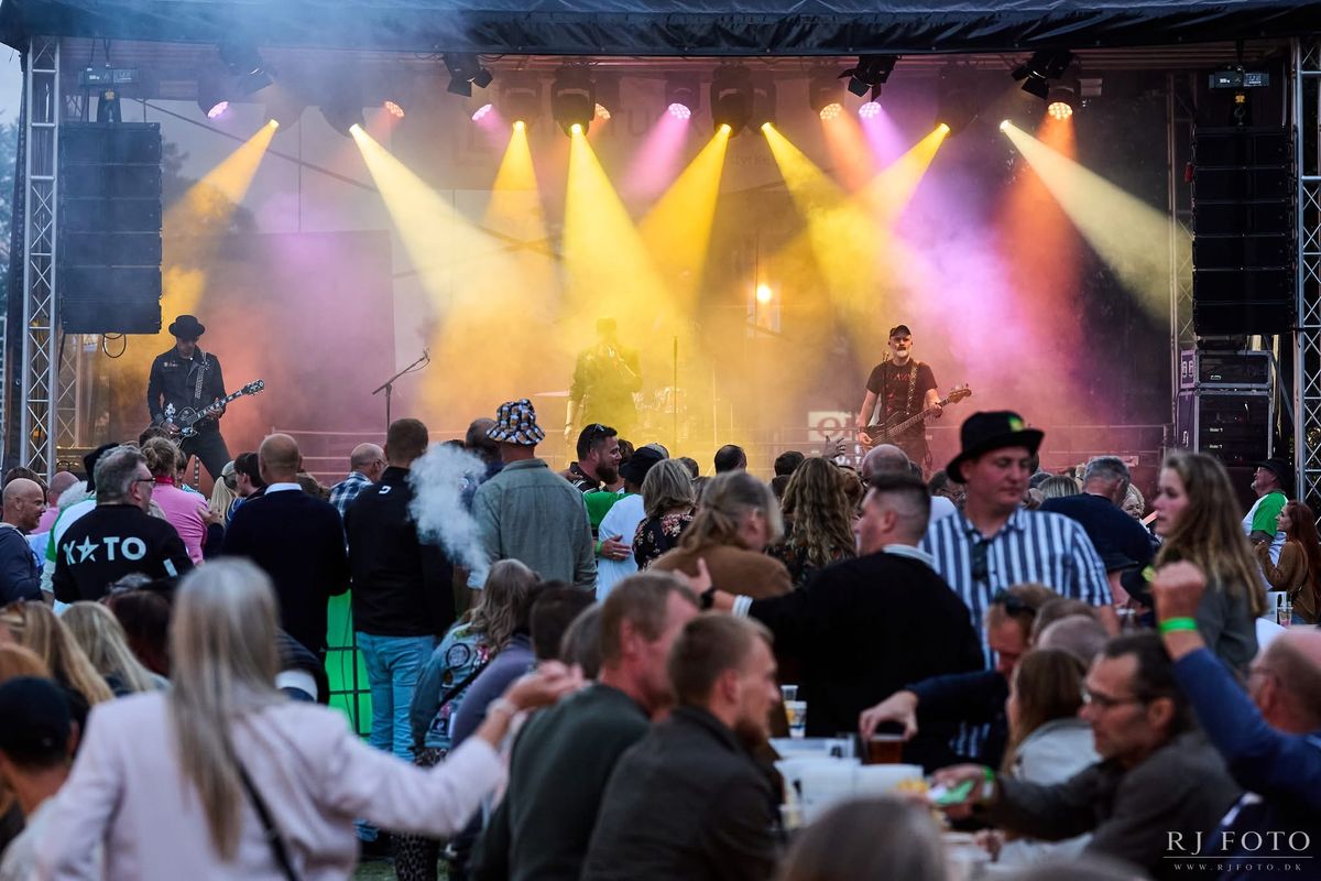 Dirty Guns live på scenen