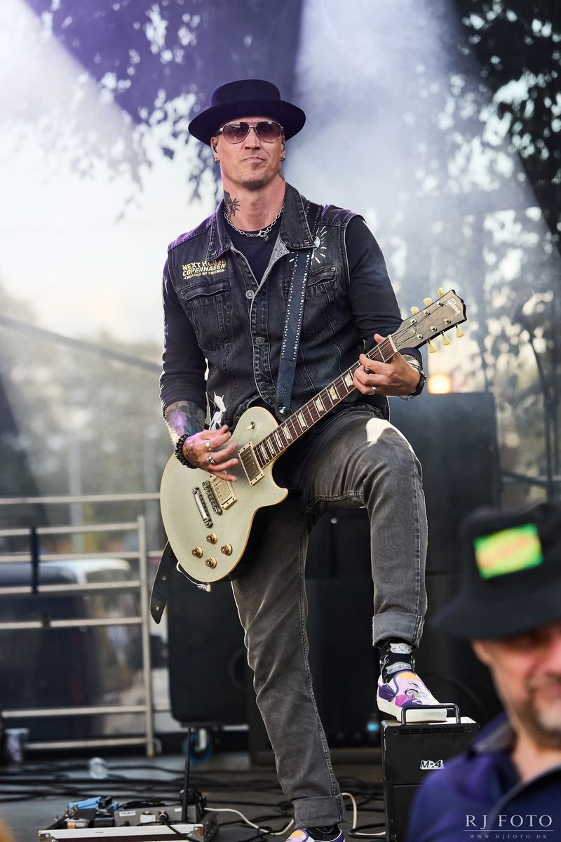 Nicki Jack live med guitar